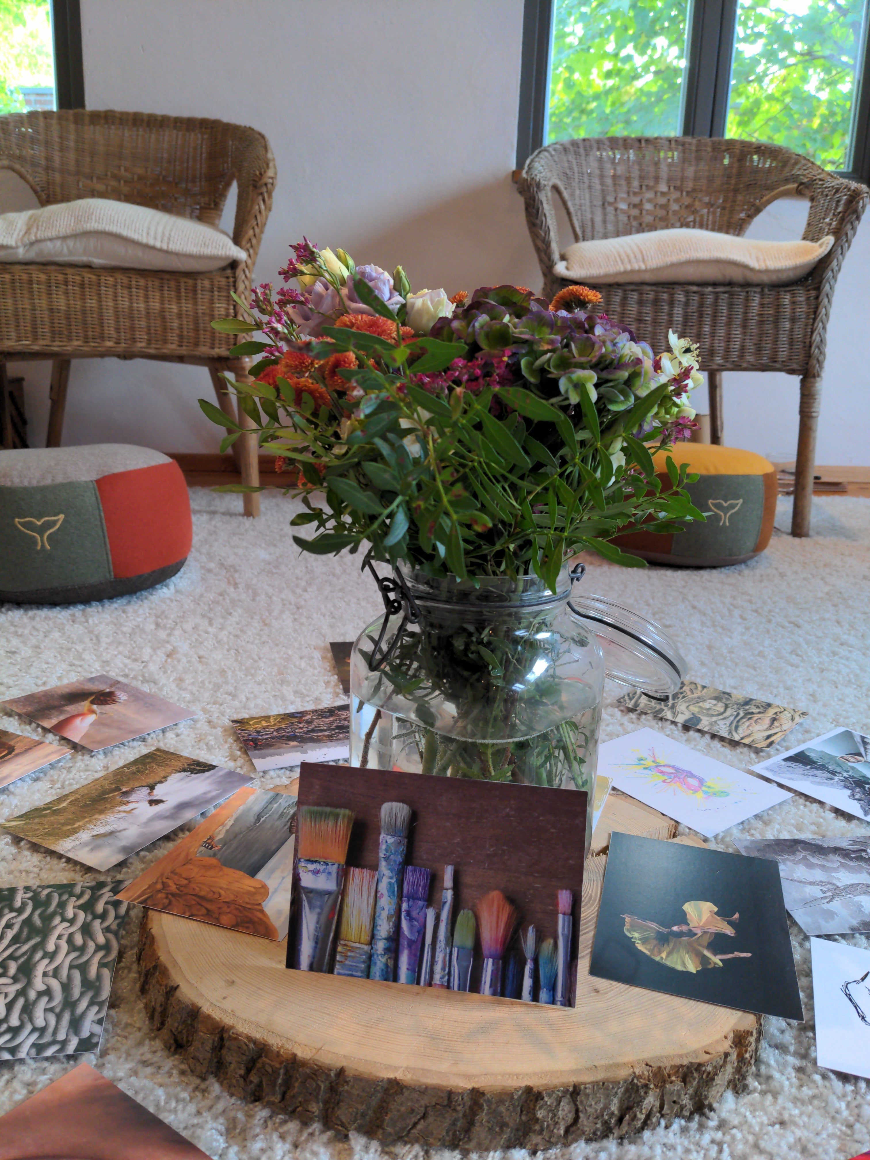 Seminar mit Blumenstrauß und Karten